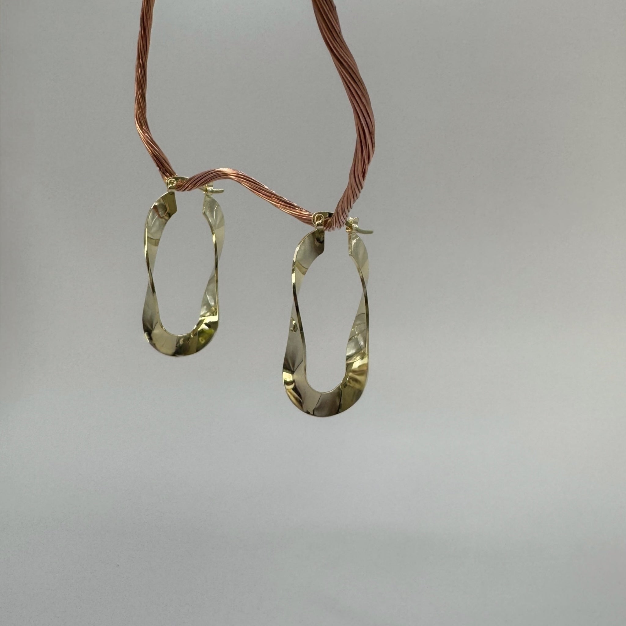 Arete arracada con diseño moderno ondulado