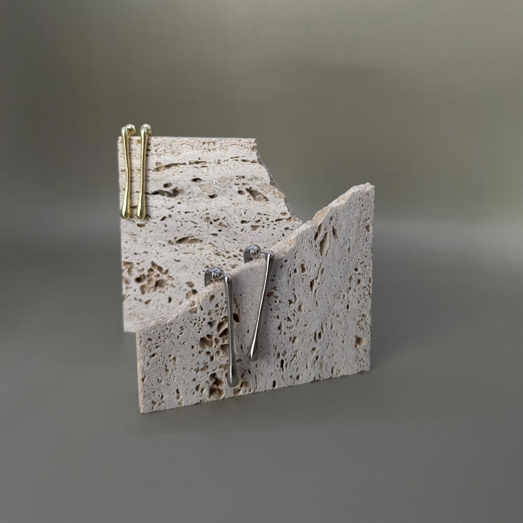 Aretes alargados con forma de gota estilizada