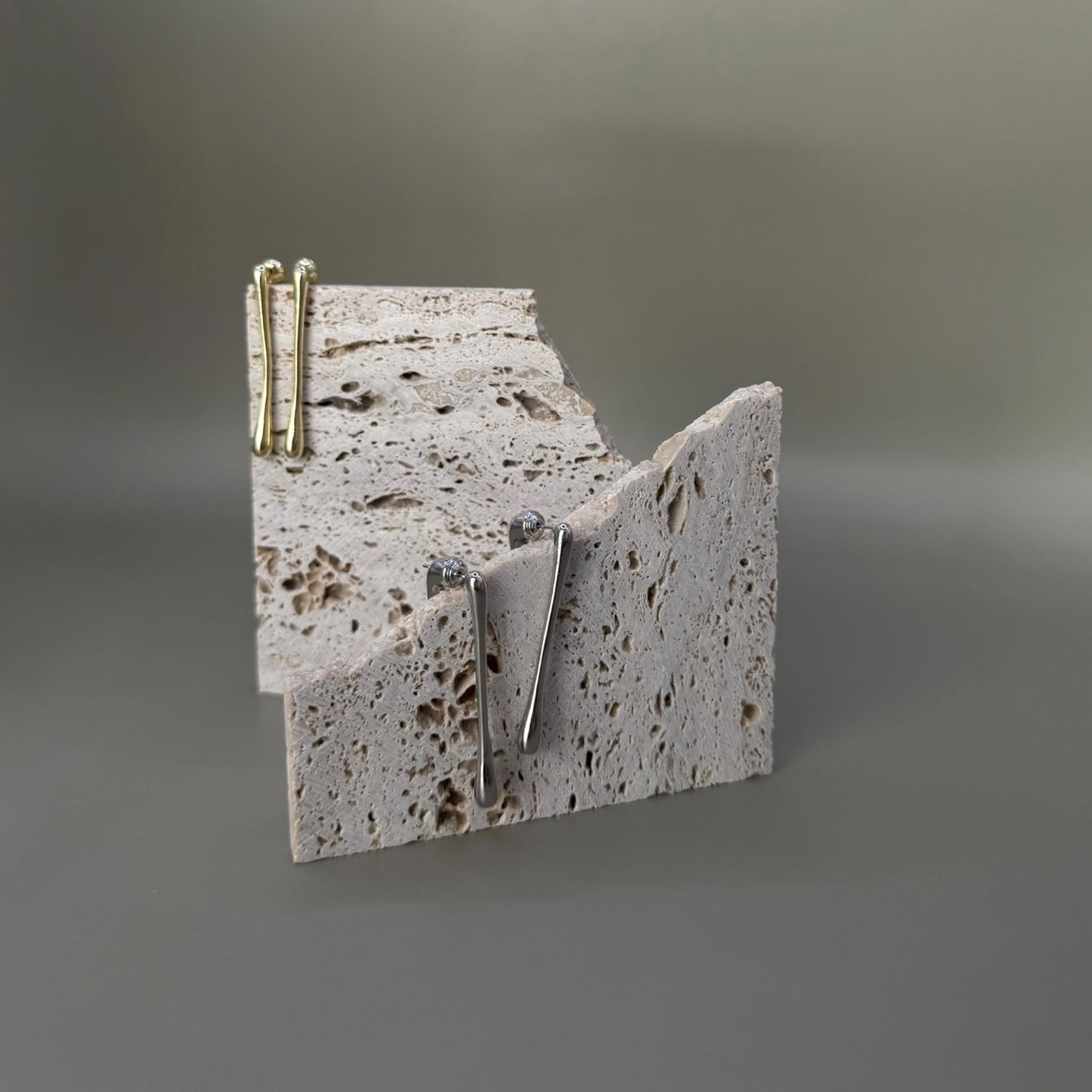 Aretes alargados con forma de gota estilizada
