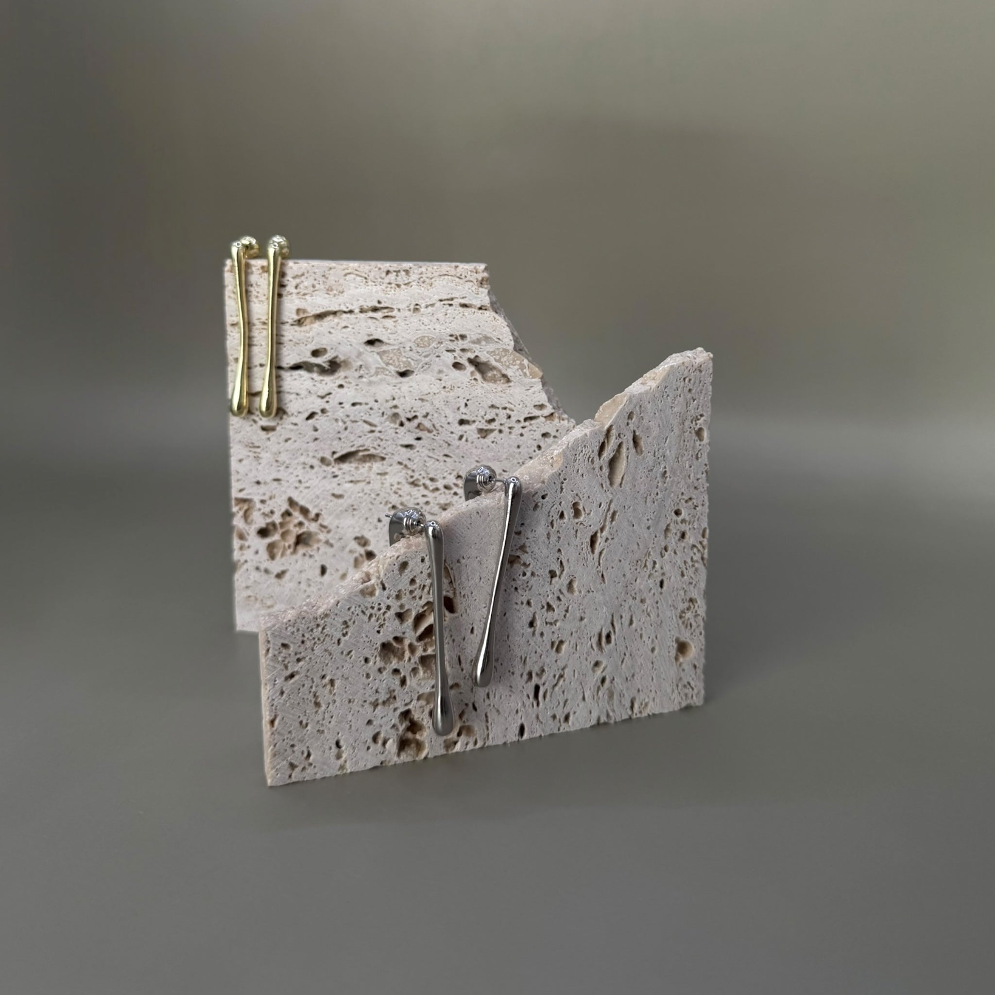 Aretes alargados con forma de gota estilizada