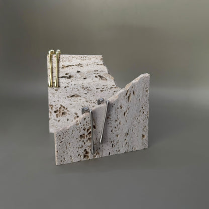 Aretes alargados con forma de gota estilizada