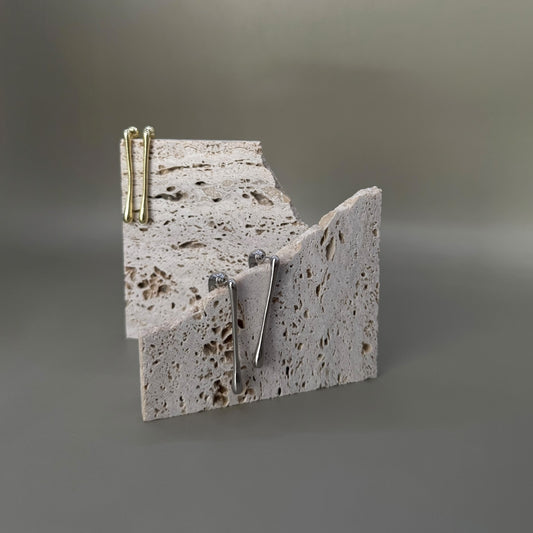 Aretes alargados con forma de gota estilizada