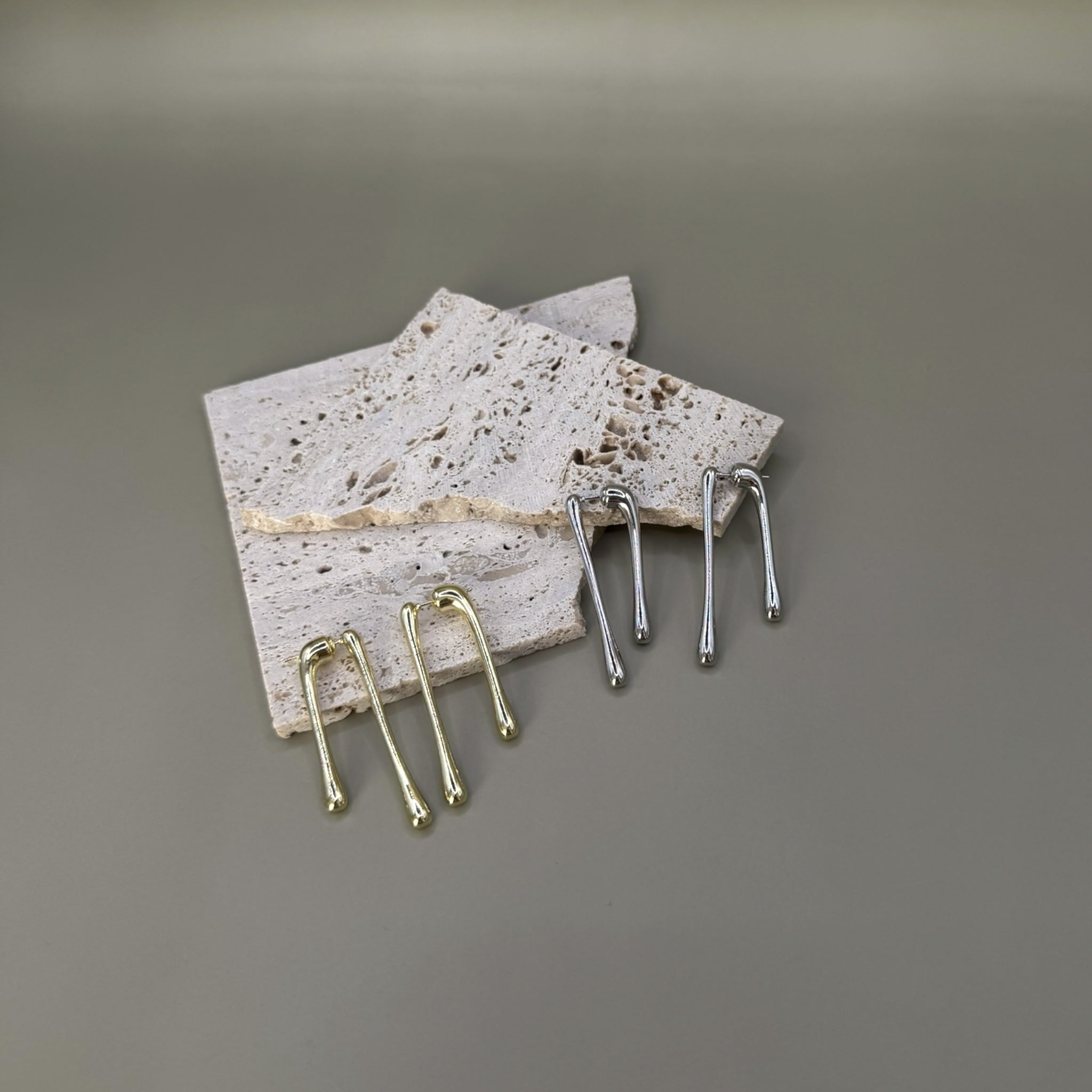 Aretes alargados con forma de gota estilizada