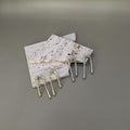 Aretes alargados con forma de gota estilizada