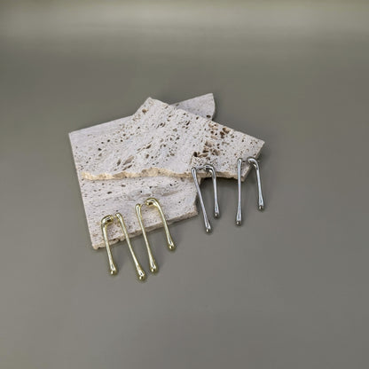 Aretes alargados con forma de gota estilizada