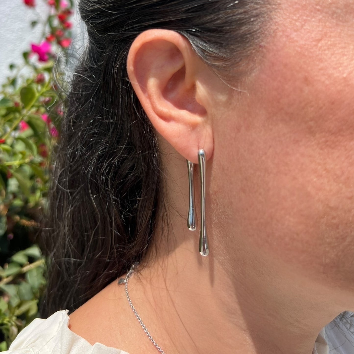 Aretes alargados con forma de gota estilizada