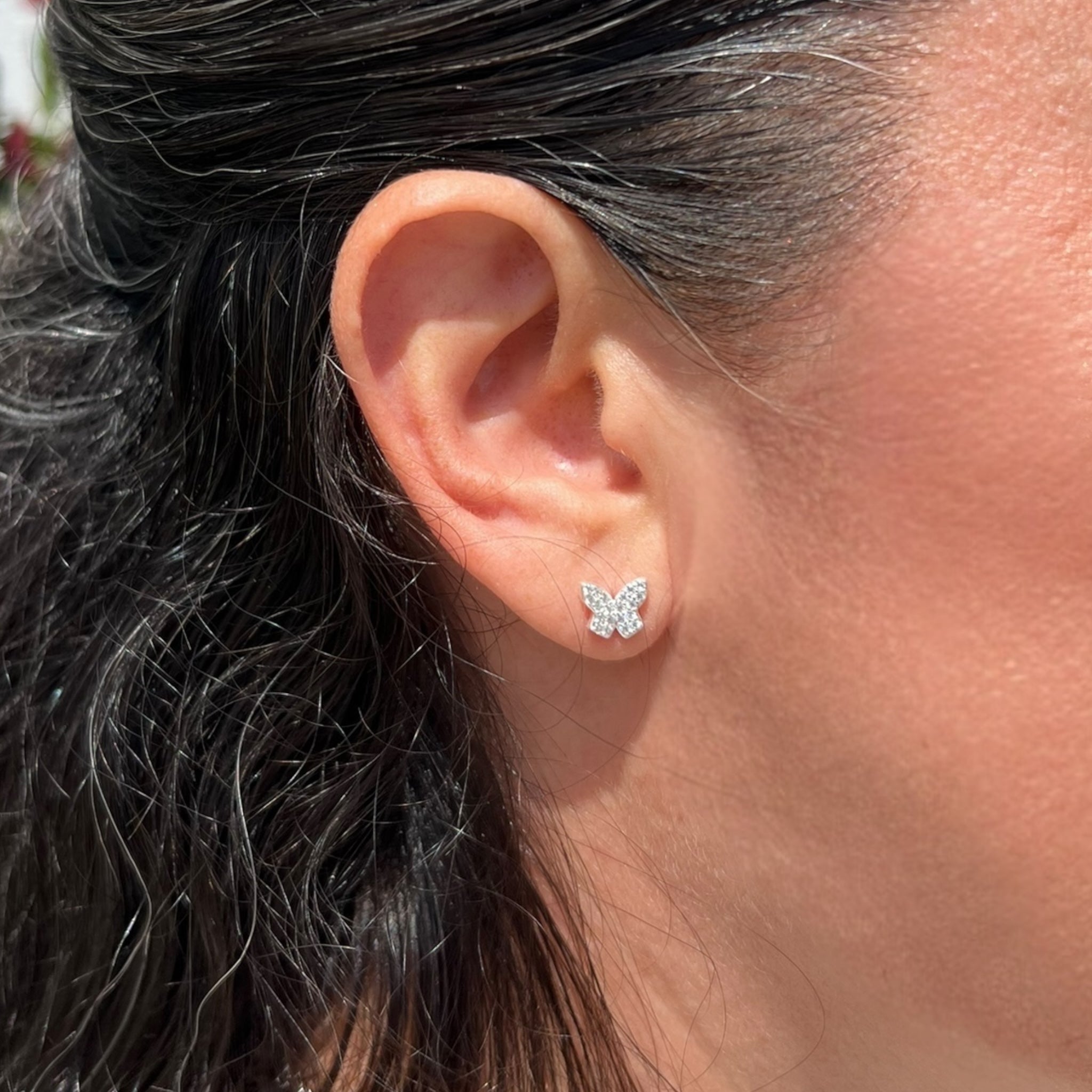 Broquel plateado con forma de mariposa