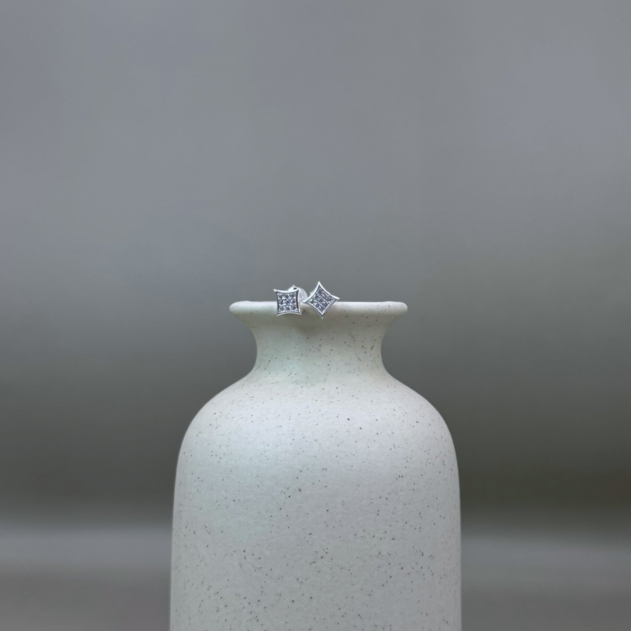 Broquel plateado en forma de diamante