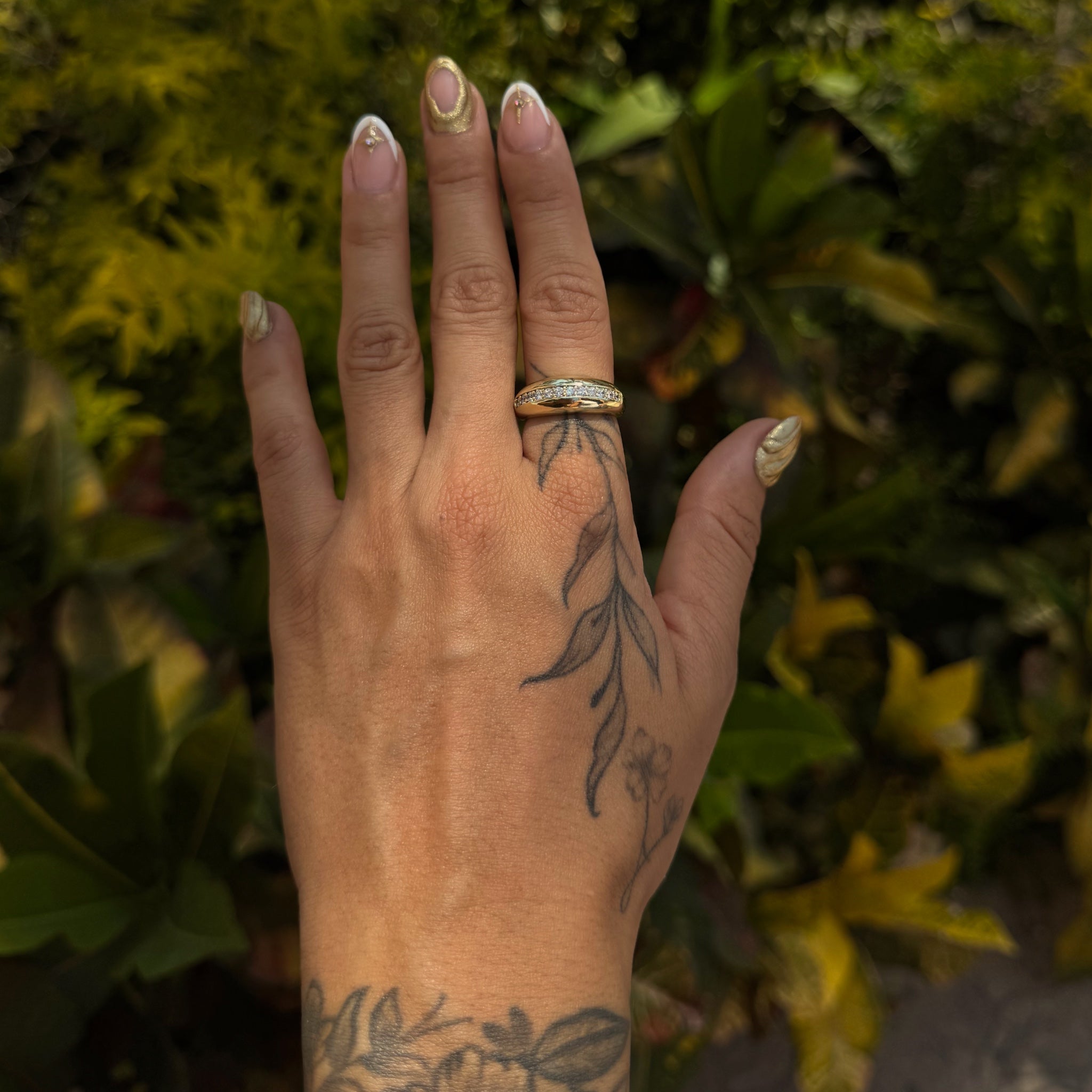 Anillo curvo con zirconias