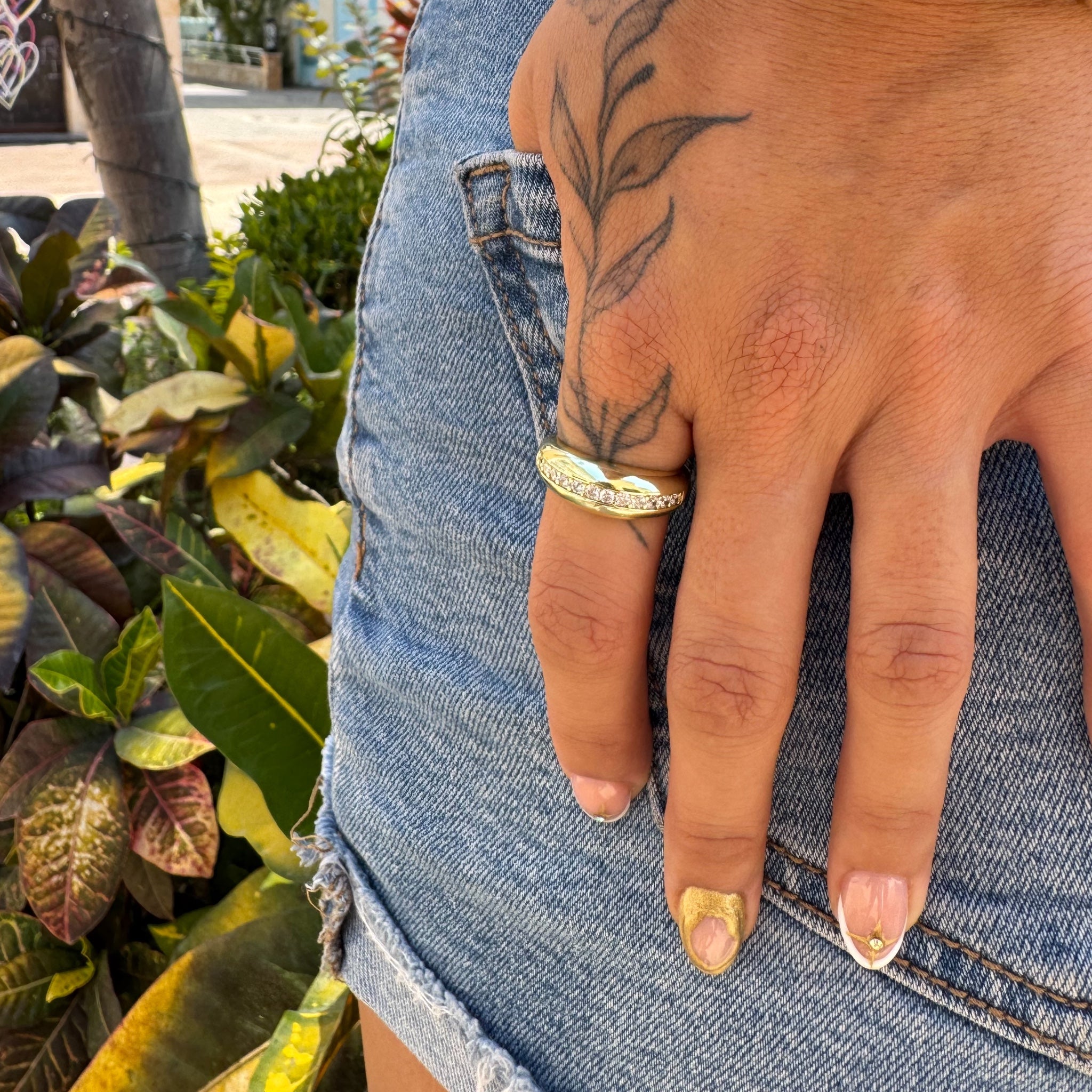 Anillo curvo con zirconias