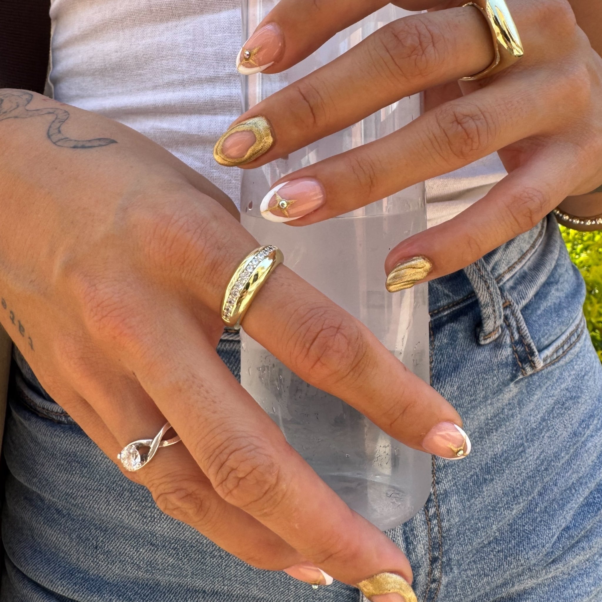 Anillo curvo con zirconias