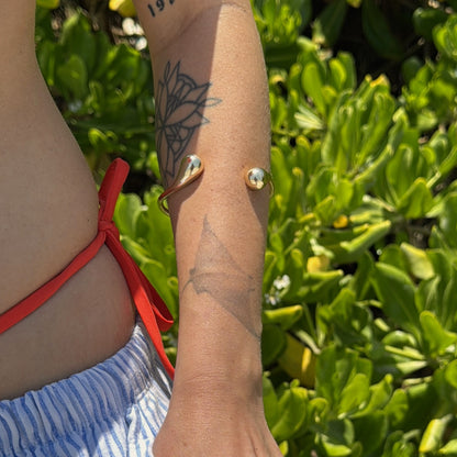 Brazalete ajustable con diseño de gotas