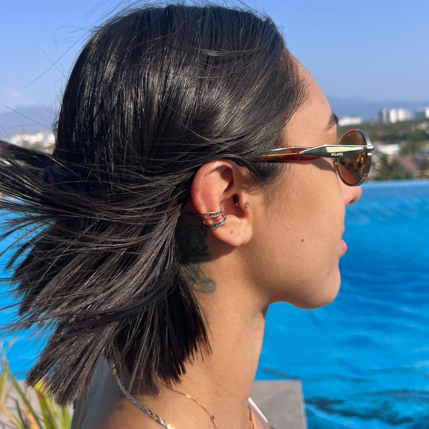 Earcuff con cristales multicolor en corte baguette.