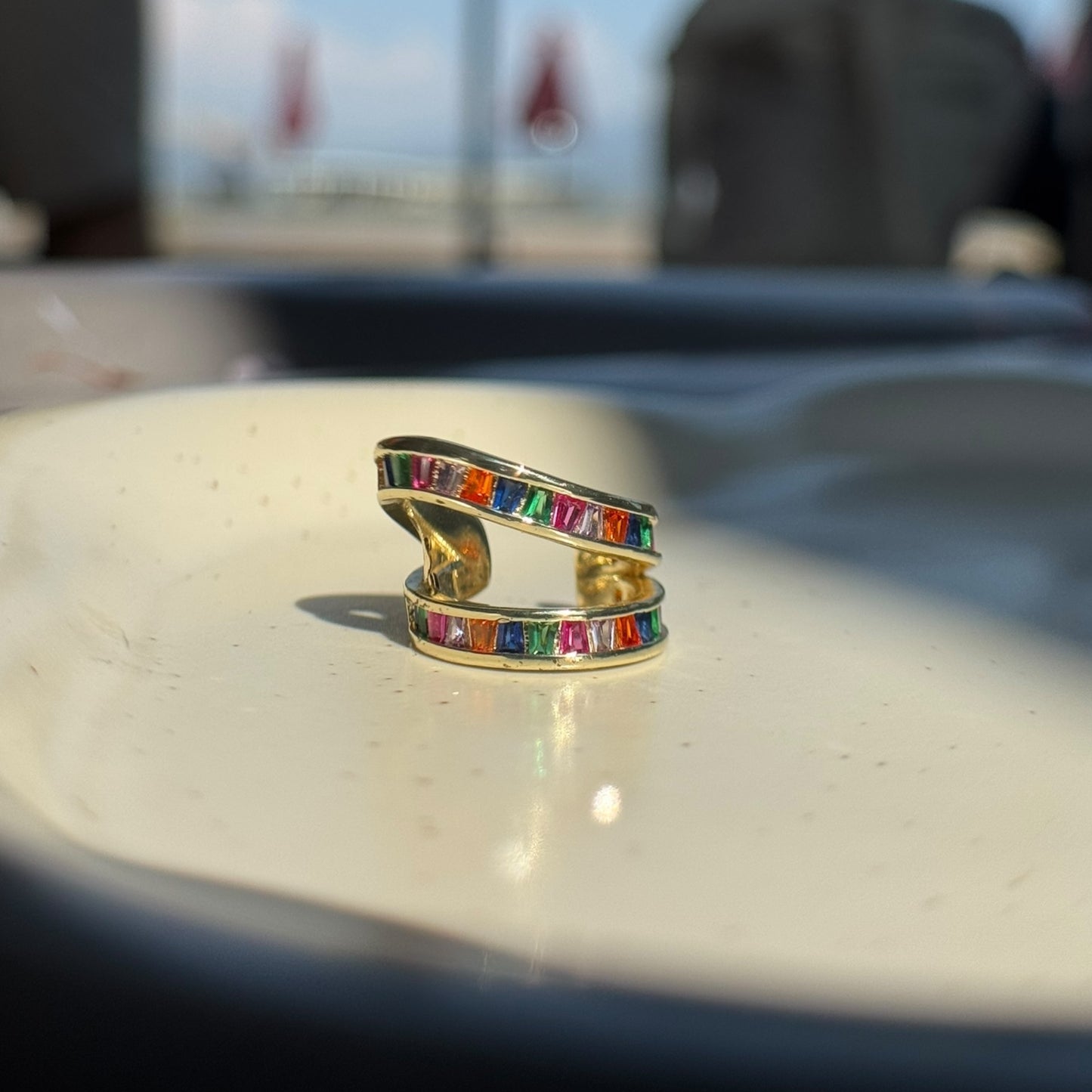 Earcuff con cristales multicolor en corte baguette.