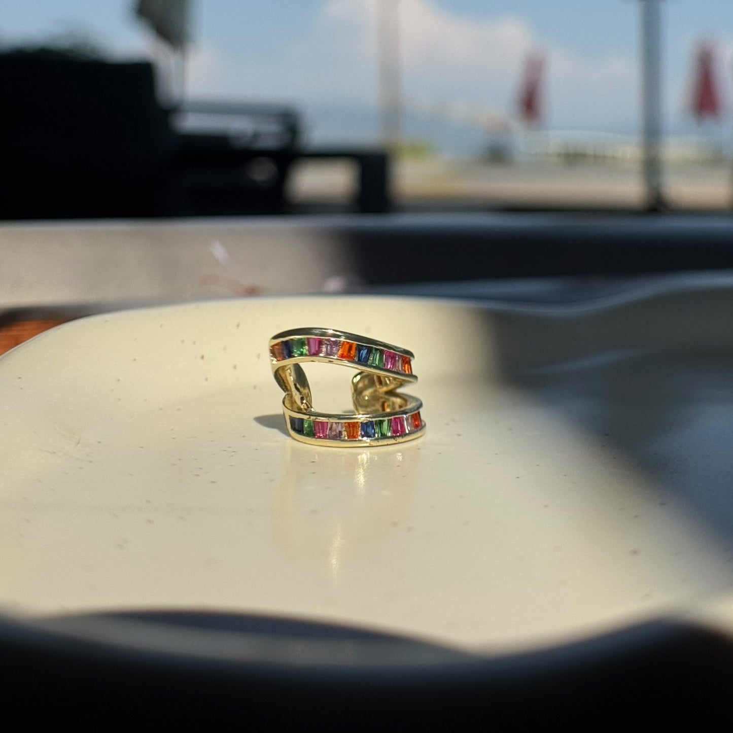 Earcuff con cristales multicolor en corte baguette.