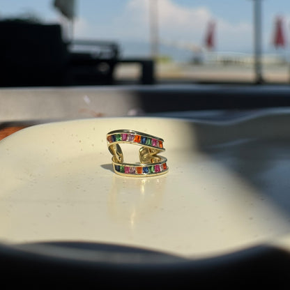 Earcuff con cristales multicolor en corte baguette.