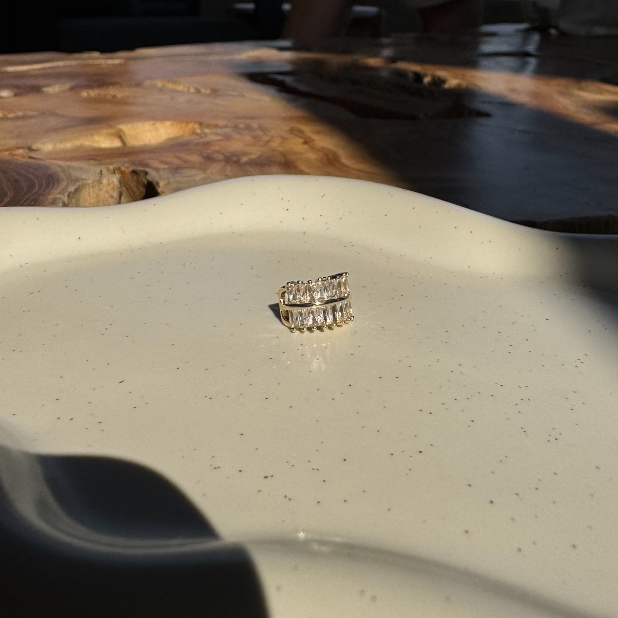 Earcuff con circonias en corte baguette.