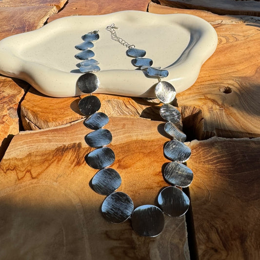 Choker de círculos metálicos texturizados
