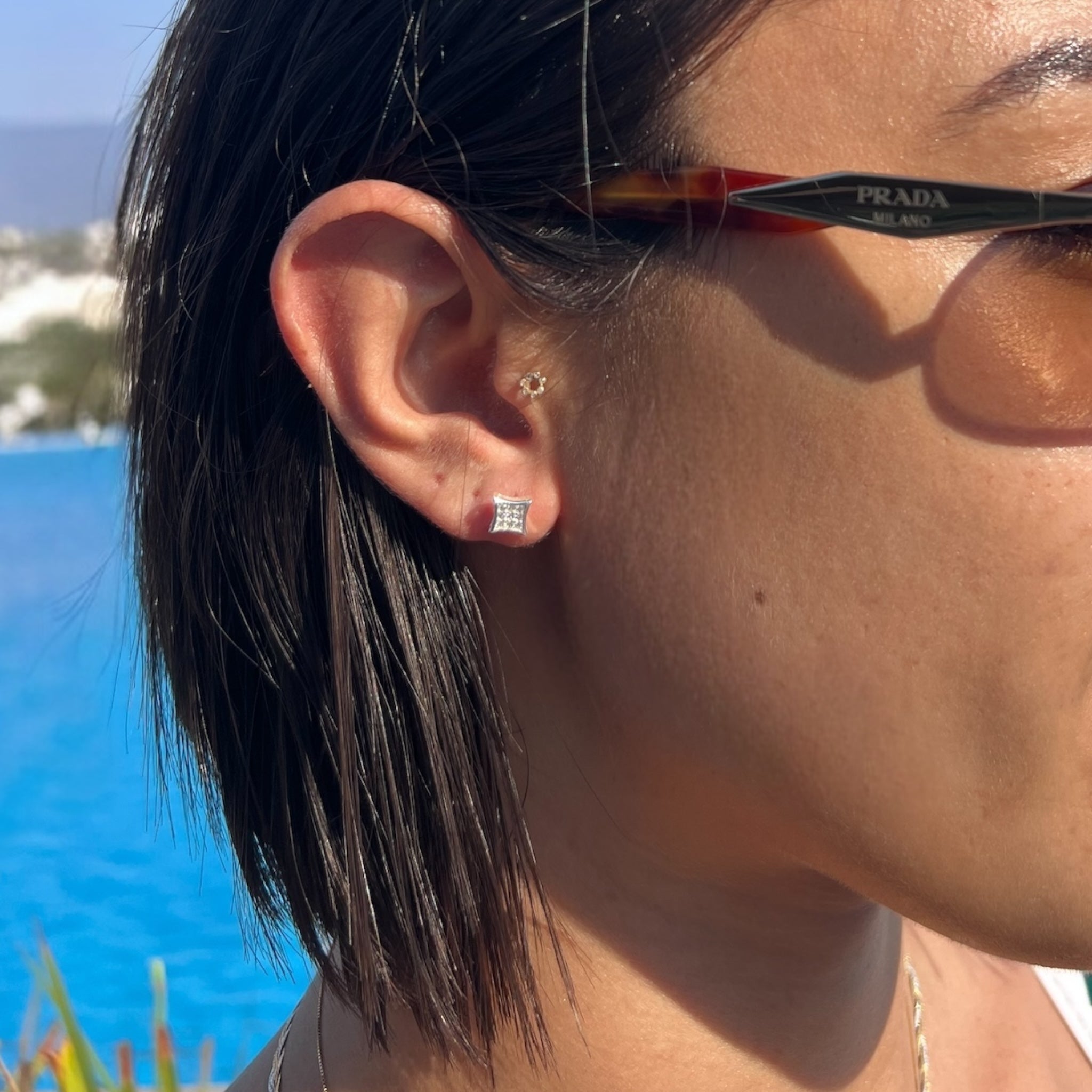 Broquel plateado en forma de diamante