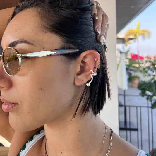 Ear cuff ondulado con perla