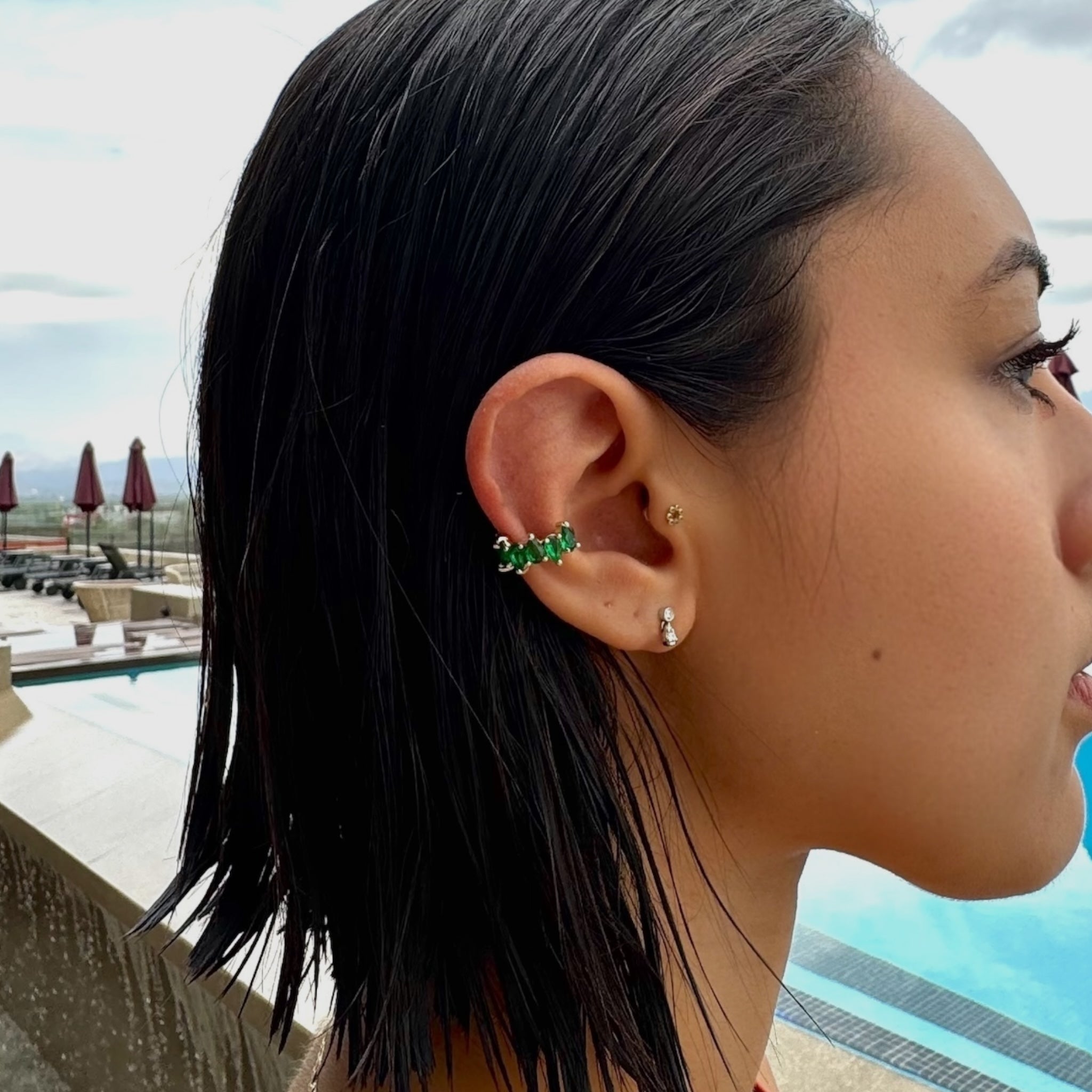 Ear cuff con piedras en gota