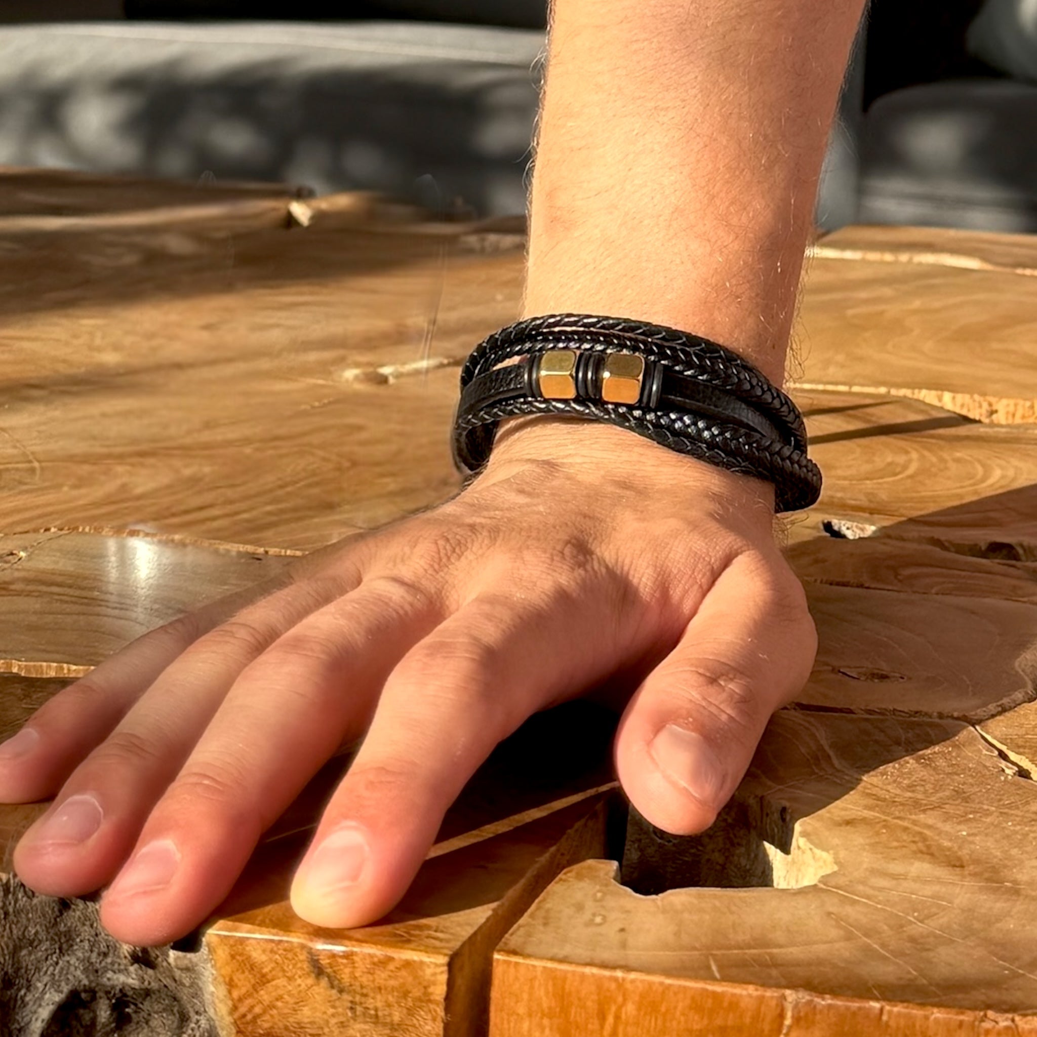Pulsera en piel con placas