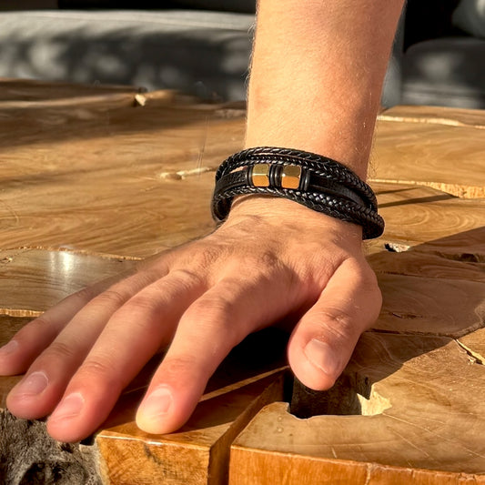Pulsera en piel con placas