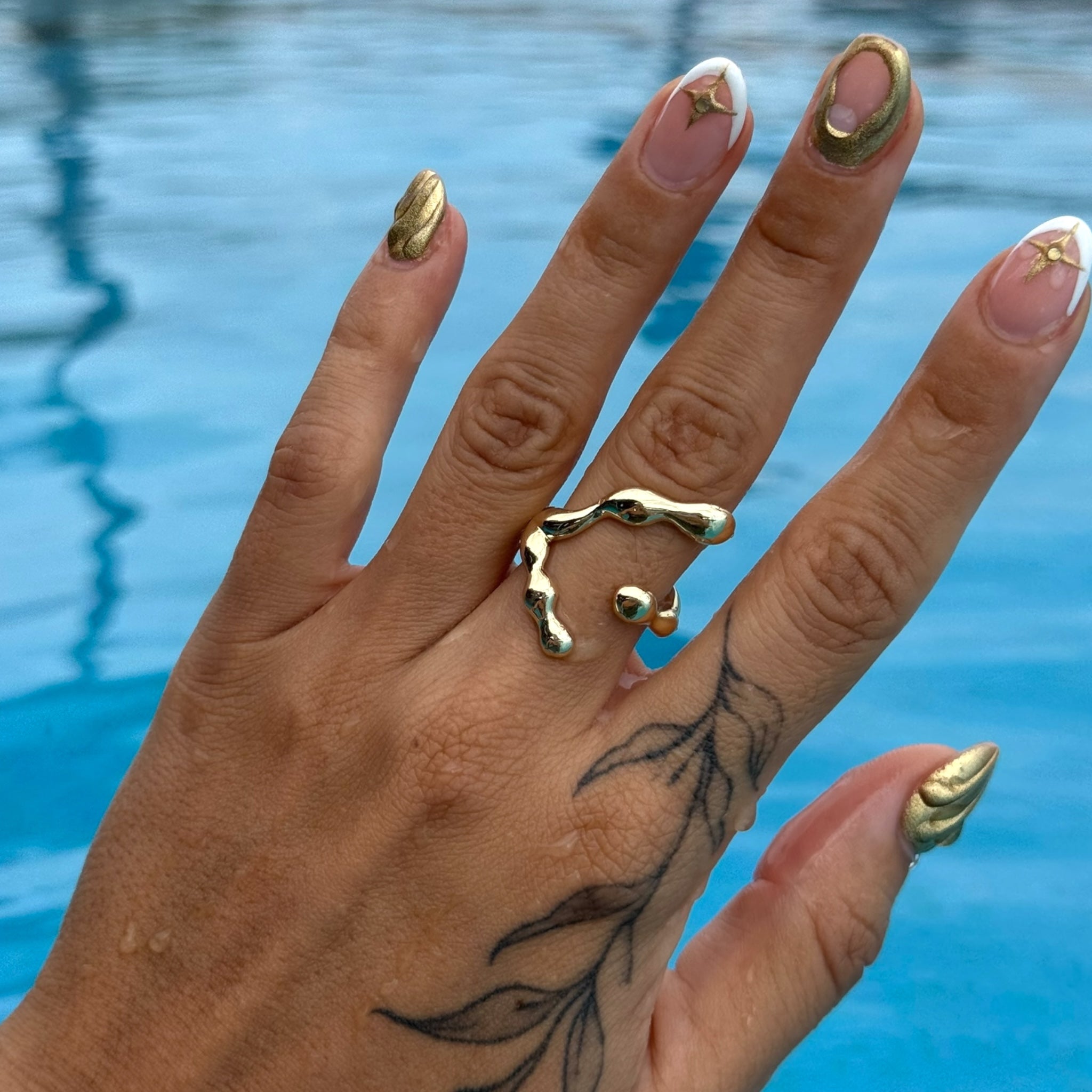 Anillo raíz dorada