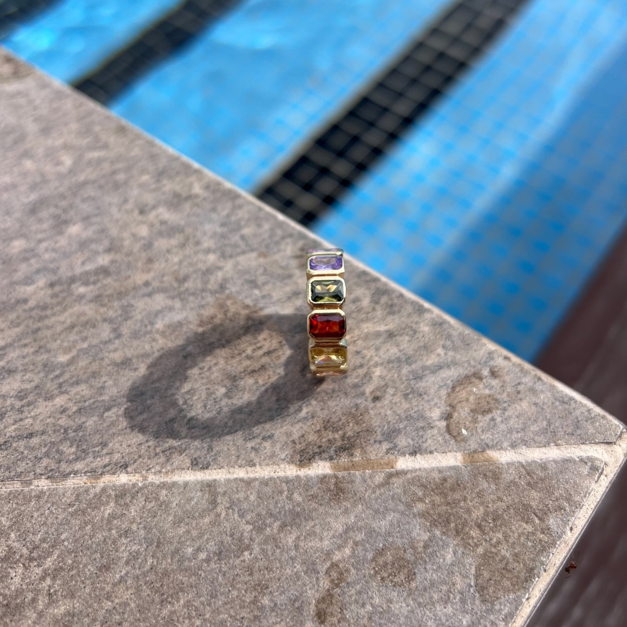 Anillo con piedras multicolor