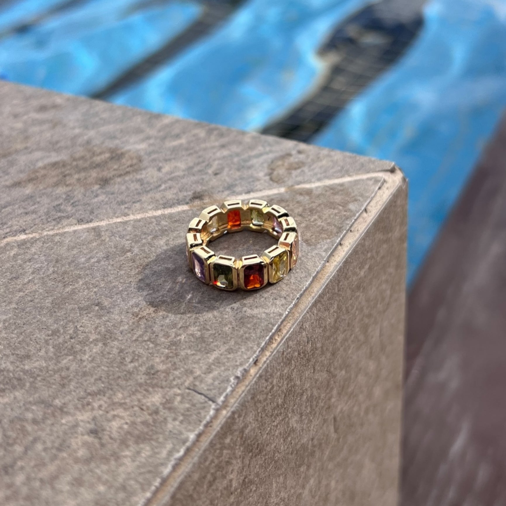 Anillo con piedras multicolor