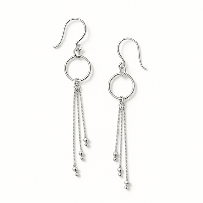 Aretes largos de plata con cadenas finas y esferas colgantes