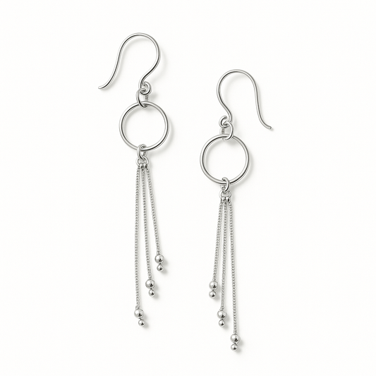 Aretes largos de plata con cadenas finas y esferas colgantes