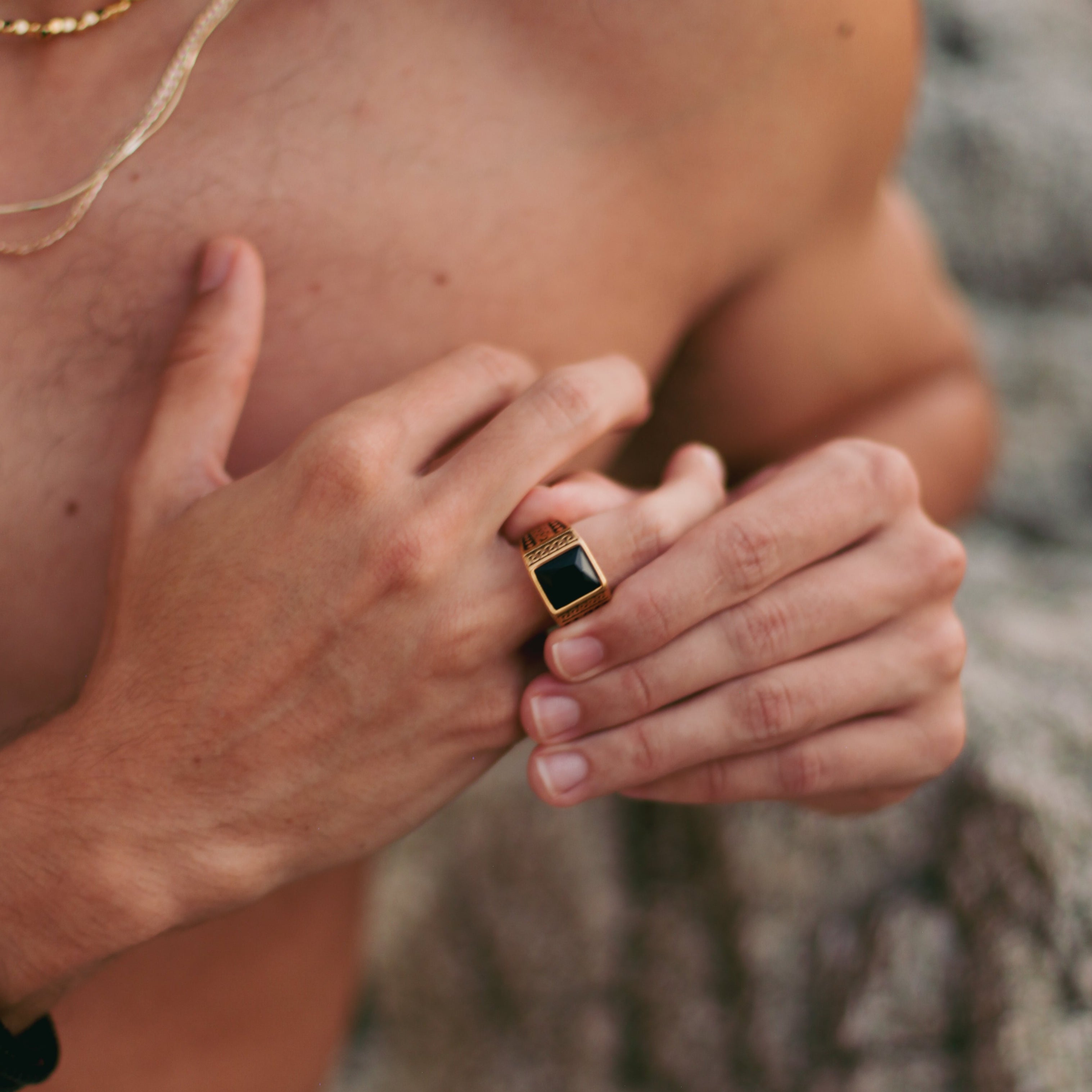 Anillo con piedra cuadrada y grecas con puntos a los laterales
