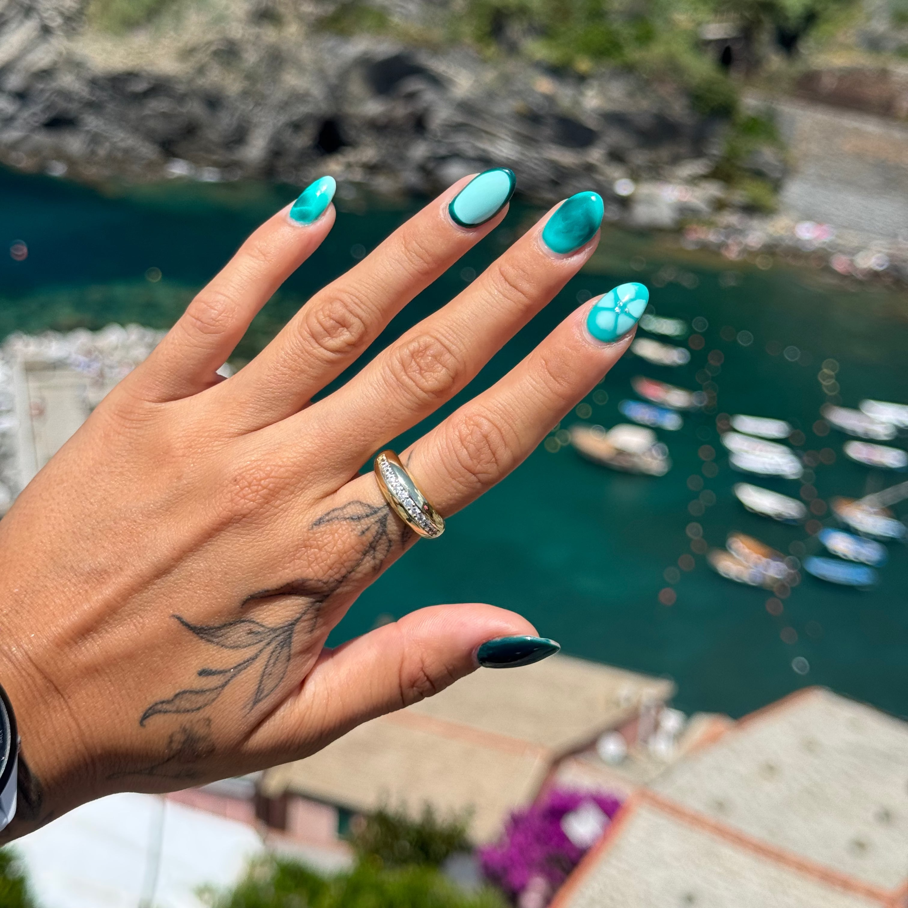 Anillo curvo con zirconias