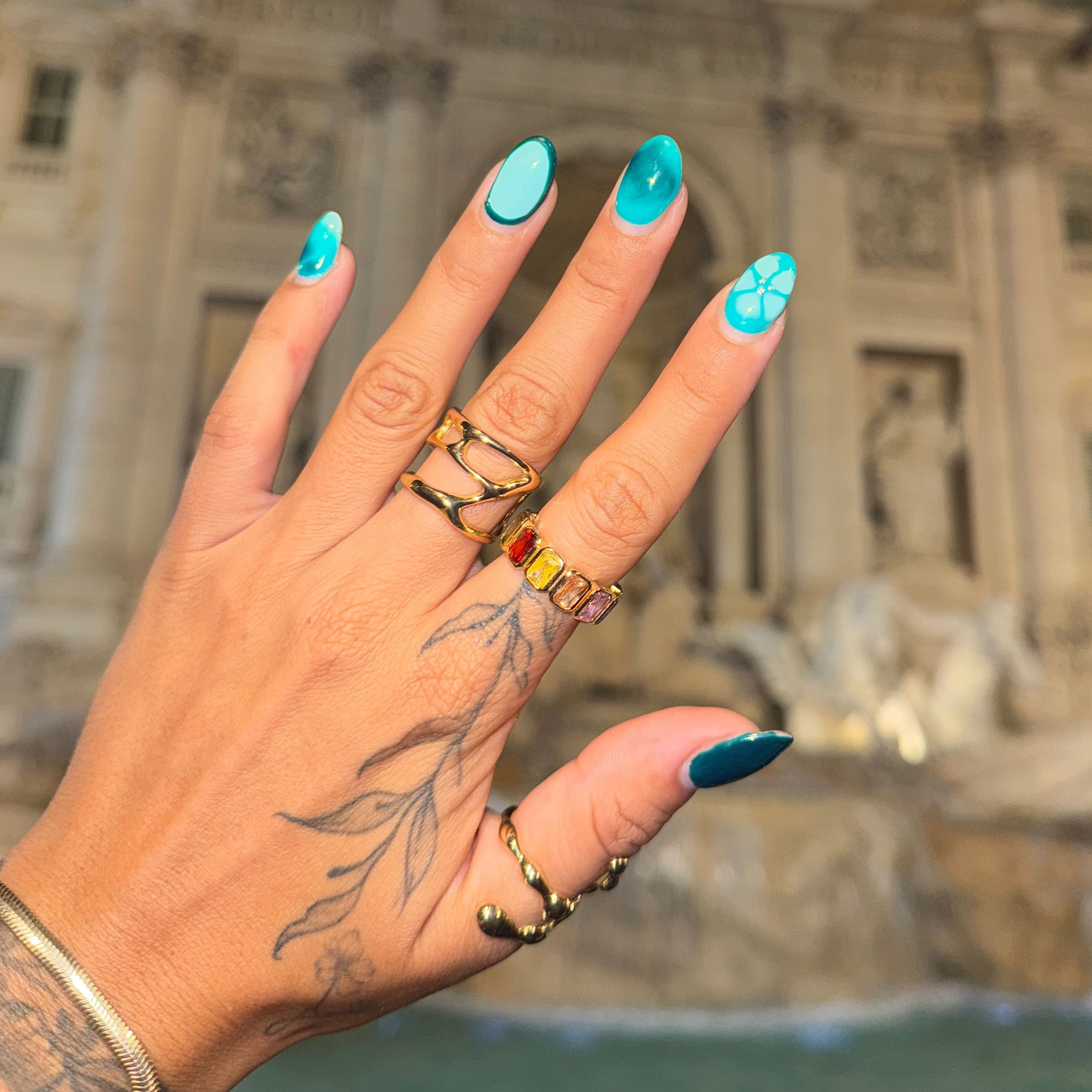 Anillo con piedras multicolor