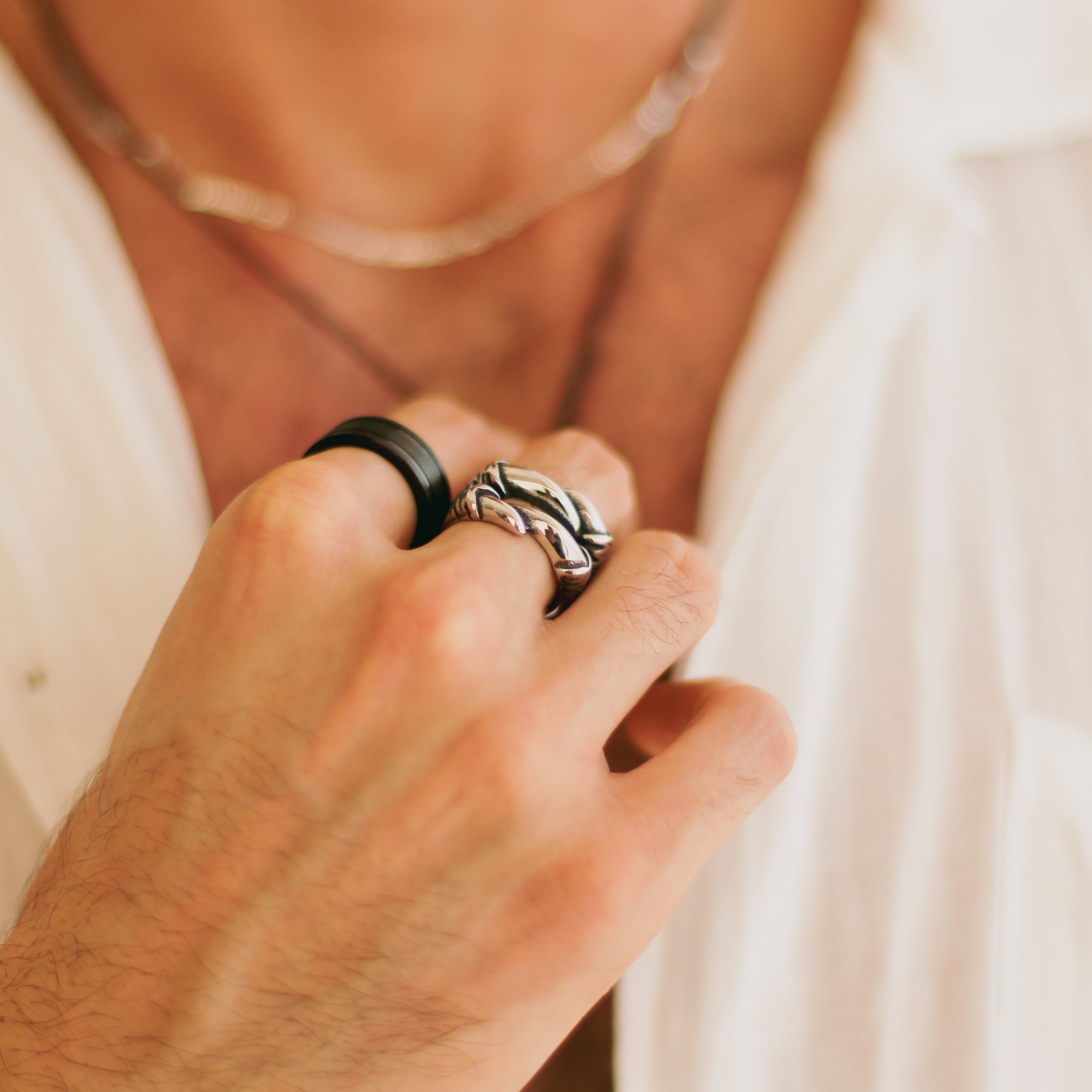 Anillo con diseño de garra