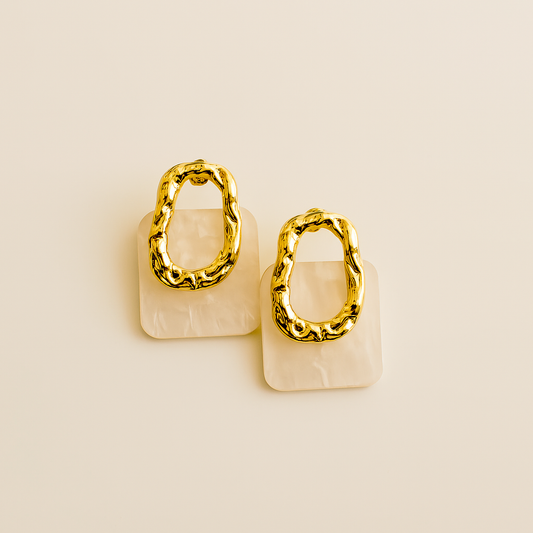Aretes ovalados texturizados con placa aperlada